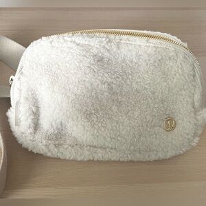 NWT lululemon Everywhere Belt Bag 1L Fleece